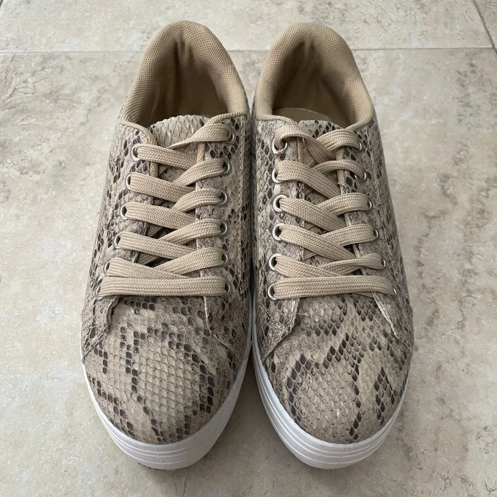 Fashion Nova Oh So Darling Sneakers in Snake Print. Size 6